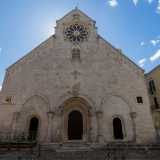 Solleviamo subito lo sguardo sulla facciata austera, in stile romanico